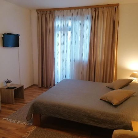 פוליאנאק Apartment And Rooms Nevenka מראה חיצוני תמונה