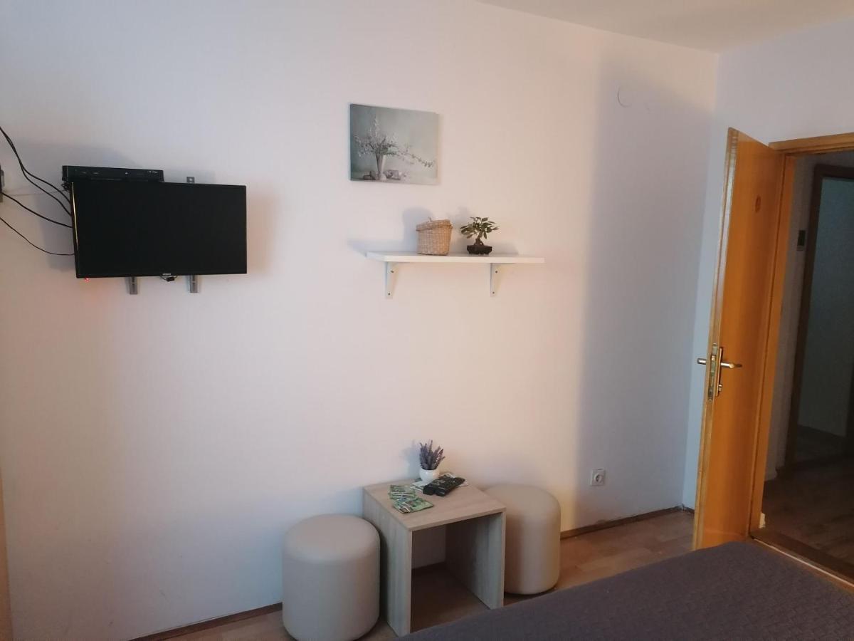 פוליאנאק Apartment And Rooms Nevenka מראה חיצוני תמונה